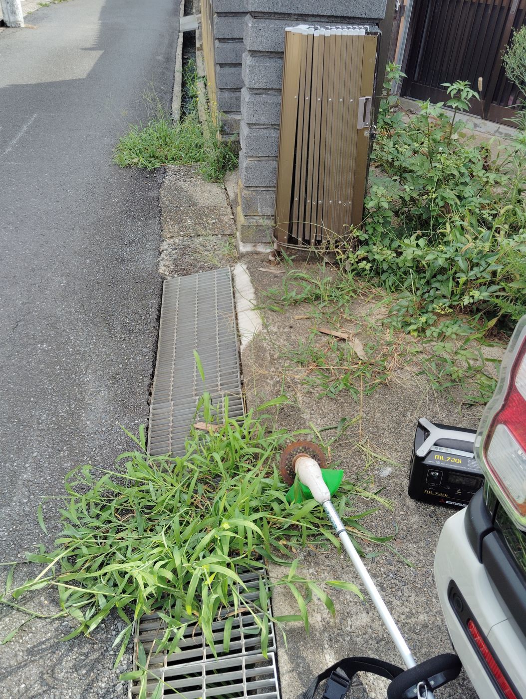 銚子市海鹿島町拠点で、購入直後の空き家の除草作業を行っている様子