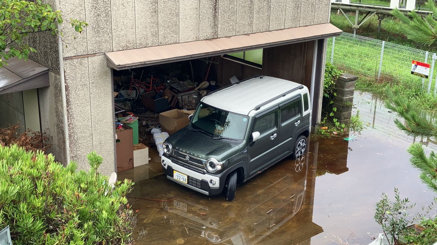 九十九里町拠点で、台風接近時に車両が浸水しかけている様子